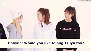 Every one wants to hugs twice tzuyu❤️