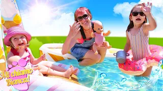 Una vacanza per bambini perfetta! Giochi in piscina con le bambole. Mi chiamo Bianca