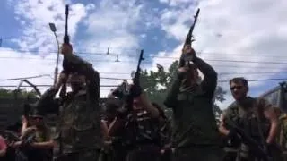 Pro-Russian Vostok Battalion fires guns in salute to separatists of Novorossiya