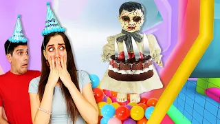 ANDIAMO ALLA FESTA DI COMPLEANNO DELLA BAMBOLA CATTIVA!!*È UNA TRAPPOLA!!* GIOCO PAUROSO ROBLOX!!