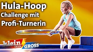 Auf Trampolin durch Hula-Hoop-Reifen springen: Magdalena Brzeska vs. Lilith (5) | Klein gegen Groß