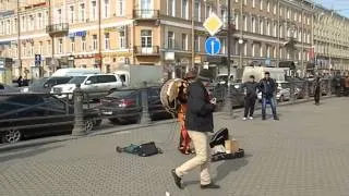 Уличный музыкант на Сенной площади