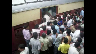 Kurla station rush at Mumbai local train