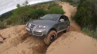 Volkswagen Touareg V8 sand smashing...