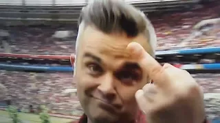 Eröffnung Fußball WM 2018 Russland - Robbie Williams Stinkefinger