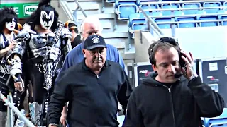 KISS: Asi es su IMPONENTE ENTRADA A UN CONCIERTO | KISS BACKSTAGE - METAL LOVER TV