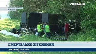 На Львівщині мікроавтобус із заробітчанами врізався у вантажівку