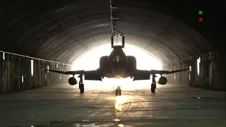 Irán revela su primera base subterránea para aviones de caza | AFP