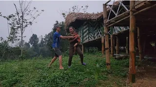 The husband came to look for his child and saw a stranger chatting with his wife.