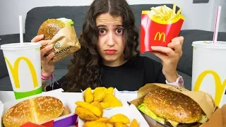 Mi hermana 24 HORAS COMIENDO en McDONALDS!! (un restaurante diferente cada día)