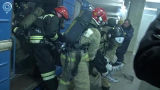 Как новосибирские спасатели вызволяли условных пострадавших из горящего вагона метро?