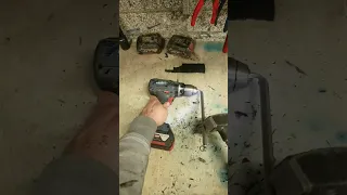 Changing a Chuck on a bosch drill.#tools #repair #deandohertygreaser #drill https://amzn.to/3HG3ST3