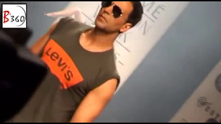 Twinkle Khanna Unzips Akshay Kumar's Jeans : SHOCKING Video