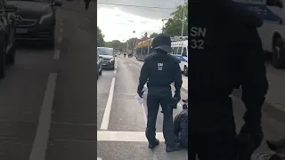 Antifa Straßenblockierer werden mit "Polizei - Maßnahme😅" von der Straße entfernt/Leipzig 10.10.22