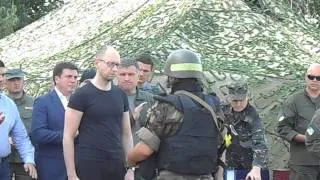 А.Яценюк вручає нагороди  військовим МВС