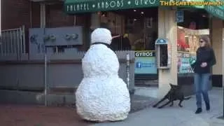 Страшный снеговик пугает прохожих и их собак