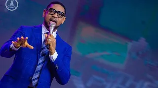 PASTOR BIODUN FATOYINBO of COZA LEADS WORSHIP SESSION.