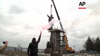 Raw: Massive Lenin Statue Comes Down in Ukraine