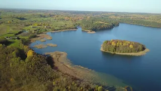 Virš Lietuvos: Akmenos ežeras ir pakrantės iš paukščio skrydžio. Trakai. Lithuanian nature aerial