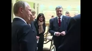 Путин после рукопожатия вытер руки!!