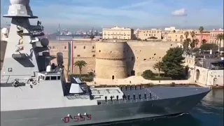 passaggio del Cacciatorpediniere lanciamissili Andrea Doria dal Canale Navigabile di Taranto