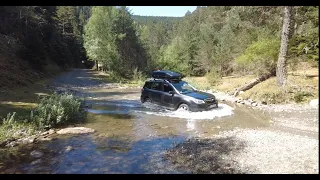 Subaru Forester off road dans les Pyrenées espagnoles, Spanish Pyrenees.