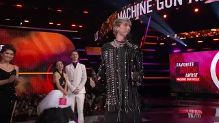 Machine Gun Kelly wins favorite rock artist and gives his speech