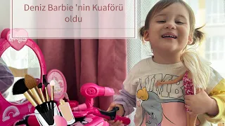 Deniz Barbie'nin Kuaförü oldu - Deniz became Barbie's hairdresser.