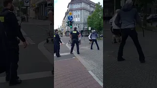 "Du Arschloch!" Polizei verscheucht pöbelnden Passanten Blockade Generation Berlin, nimmt ihn fest.