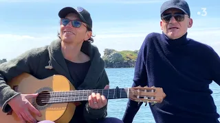 Raphaël fredonne sur son bateau avec son ami Gaëtan Roussel pour Abers Road