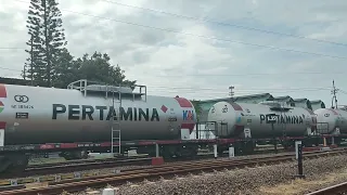 KA TANKI PERTAMINA masuk stasiun Tegal dari arah selatan(Cilacap-Kroya-Purwokerto)