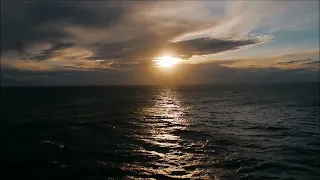 relajate con este bello atardecer en el mar