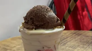 Fresas con crema y helado de chocolate