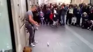 L'homme qui éblouit Le Monde avc le "DARBOUKA" (italy Rome)