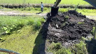ABRINDO ESTRADA PARA COLOCAR CANO DE ESCOAMENTO:: Escavadeira hidráulica op iago