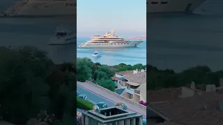 A helicopter landing on mega yacht ‘DILBAR’. 🛥 🚁