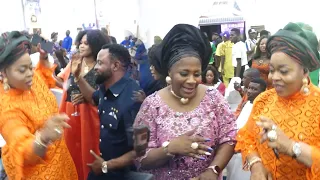 MOMENT ACTOR AKIN OLAIYA AND TOYIN TOMATO COMPETE DANCE WITH DOYIN KUKOYI AT HER MUM BIRTHDAY PARTY
