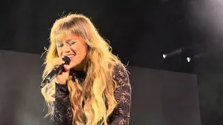 Kelly Clarkson performs Favorite Kind Of High in Atlantic City, NJ on 5/11/24.