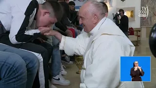 Coena Domini, Papa Francesco lava i piedi ai detenuti del carcere minorile di Casal del Marmo