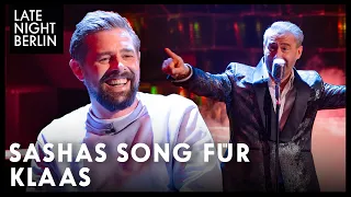 Sasha überrascht Klaas mit einem sehr persönlichen Song | Late Night Berlin