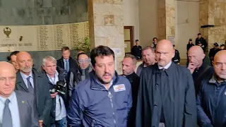 L'omaggio di Salvini ai due agenti uccisi a Trieste