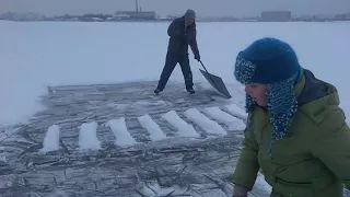 Строим аэродром на реке.