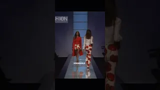 catwalk vs Horsewalk 🔥 shalom Harlow & Gisele bündchen for Valentino SS0 ❤️#model #shorts#supermodel