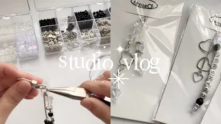 studio vlog 🧷 beads keychain, backing card