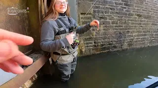 Elle pêche un gros poisson innatendu au ver de terre !!!