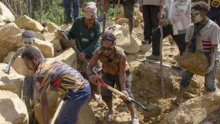 Papua New Guinea fears second landslide as hopes for survivors fade