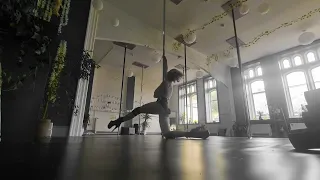 How to pole dance? - exotic pole flow - intermediate routine - pole dancing in heels