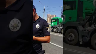Два урода Харьковской полиции  лепят постановы.