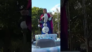 Celebrate the Holidays with Anna and Olaf #holidayswithshorts #shortsirl #anna #olaf #disney #parade