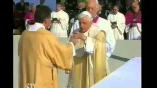 "Chi crede non è mai solo": il motto di Benedetto XVI